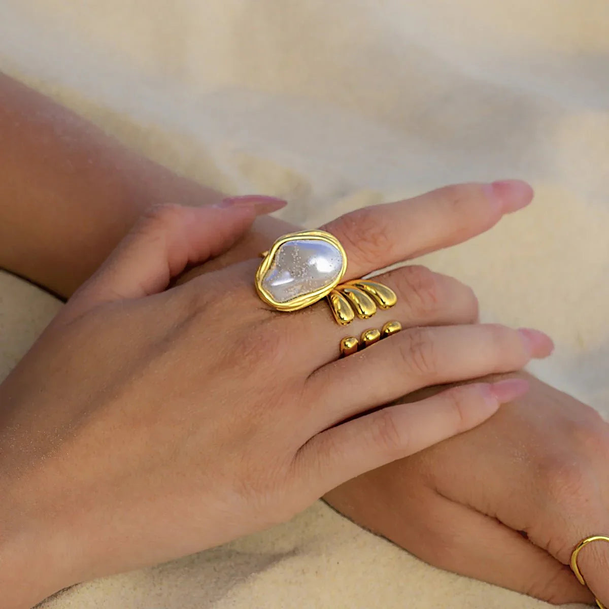 Cecilia - Gold Pearl Ring — perfect für those who value comfort and Design. | Zilocom Offizielle Kollektion